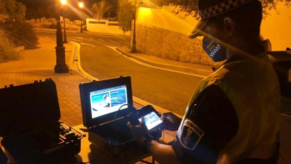 Un agente de Policía manejando uno de los drones de vigilancia.