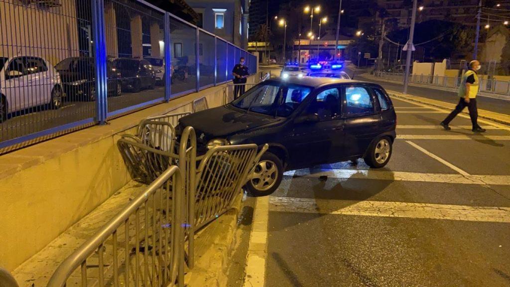 El vehículo chocó impactando contra unas vallas en la avenida de Villajoyosa.