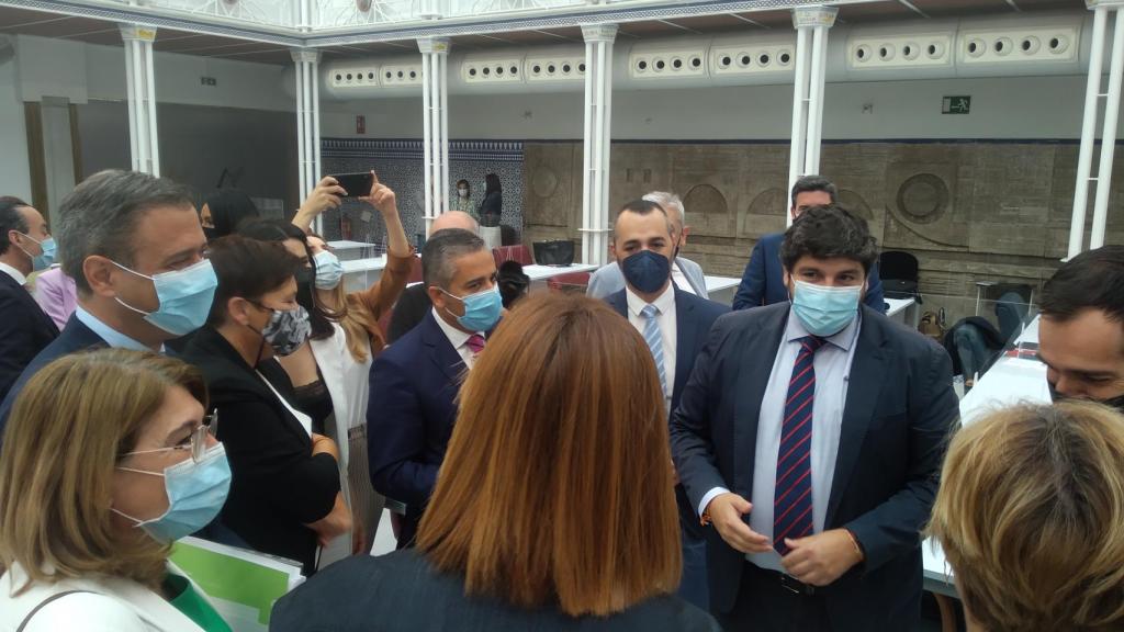 El líder popular López Miras antes del inicio de la sesión en la Asamblea Regional