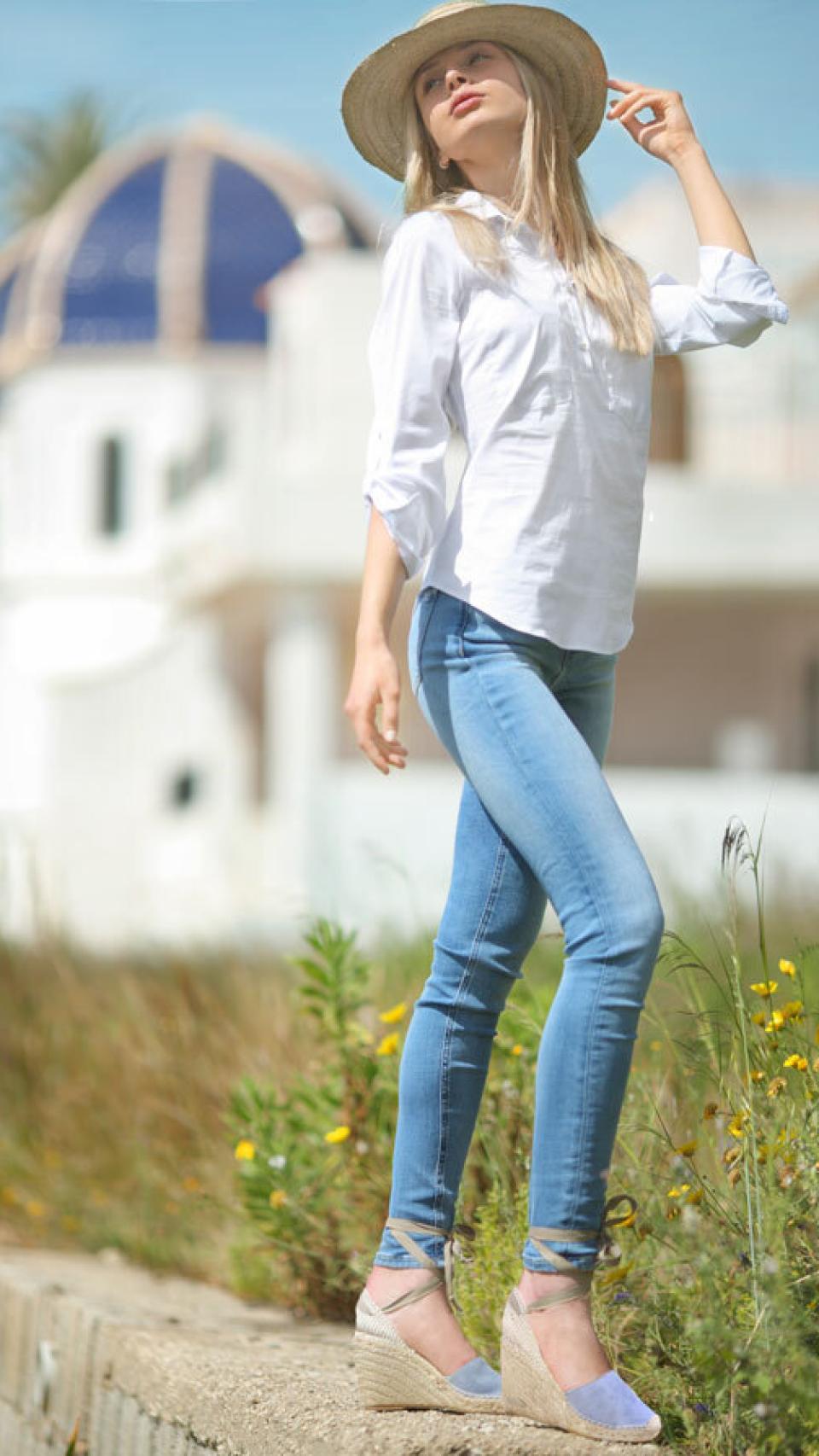 Son alpargatas hechas por mujeres de manera artesanal.