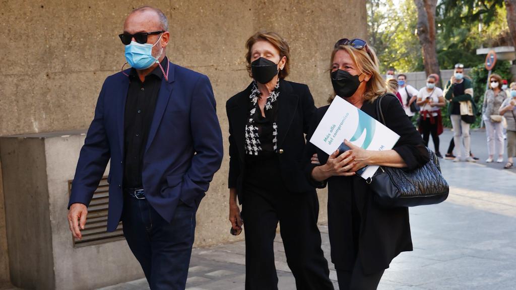 Encarna junto a sus hermanos Manolo y Concha llegando al tanatorio.