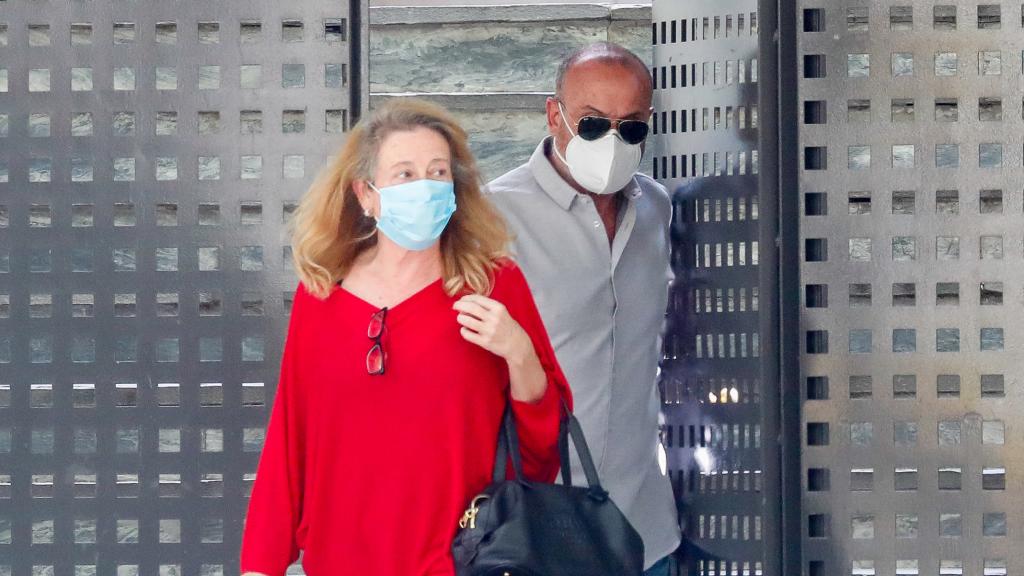 Encarna Ximénez de Cisneros junto a su hermano Manolo saliendo de la casa de Mila.