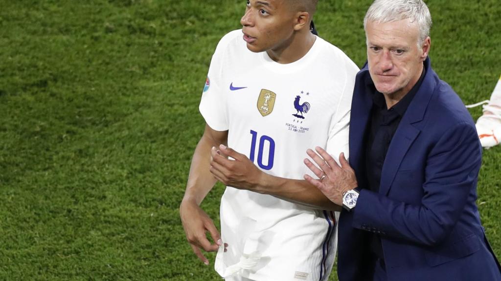 Kylian Mbappé y Didier Deschamps, durante la Eurocopa