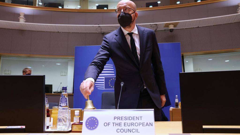 El presidente del Consejo Europeo, Charles Michel, marca con su campana el inicio de la cumbre de este jueves