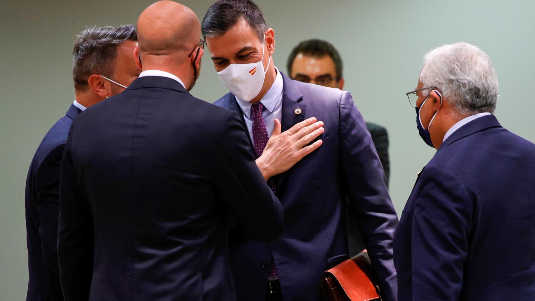 Pedro Sánchez saluda a Charles Michel durante la cumbre de Bruselas