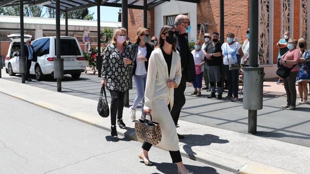 Los hermanos y la hija de Mila Ximénez, en el cementerio de La Almudena