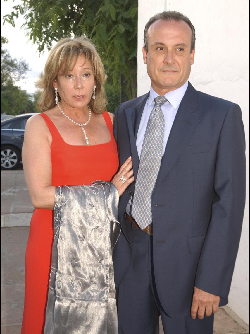 Mila Ximénez, vestida de Armani, junto a su hermano Manolo Ximénez en la boda de su hija, Alba Santana.