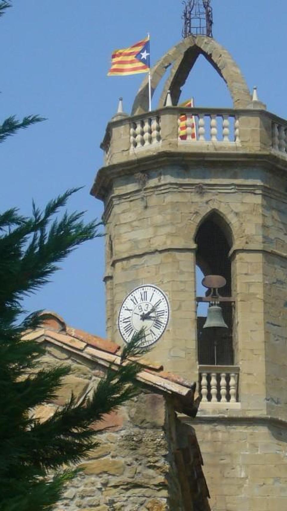 El campanario de la iglesia de Jafre cuando Planellas permitió la estelada.
