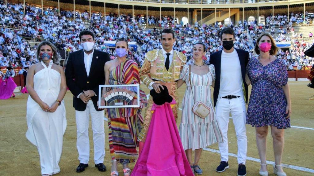 Luis Barcala y Mari Carmen de España, con los hijos del maestro.