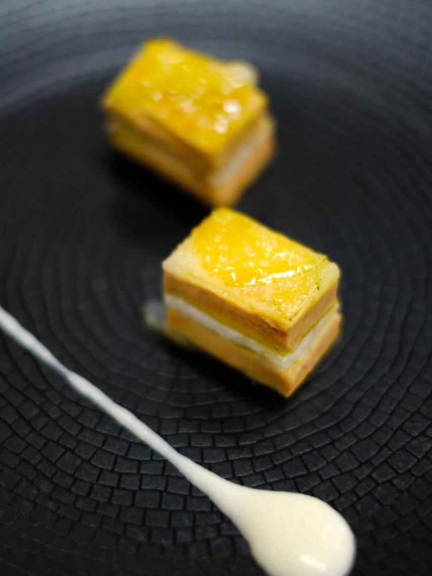 Milhojas caramelizado de foie, manzana y anguila