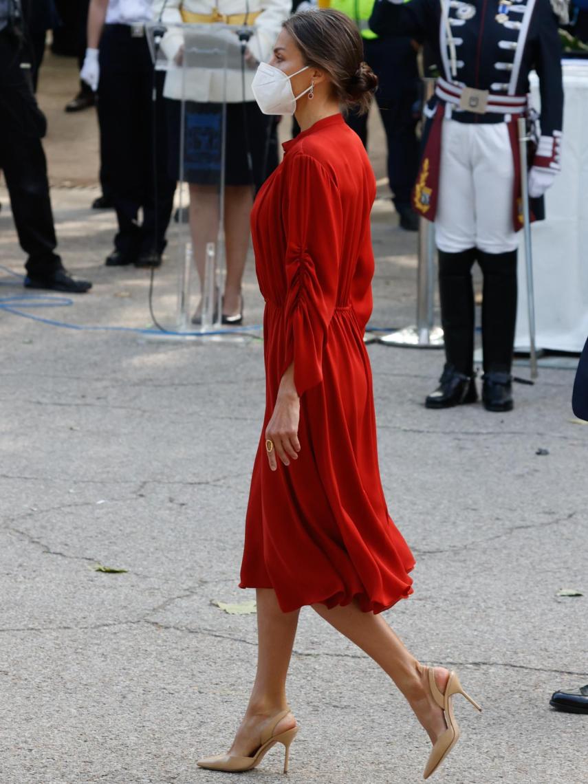 Letizia eligió unos zapatos destalonados de Carolina Herrera, en color nude.
