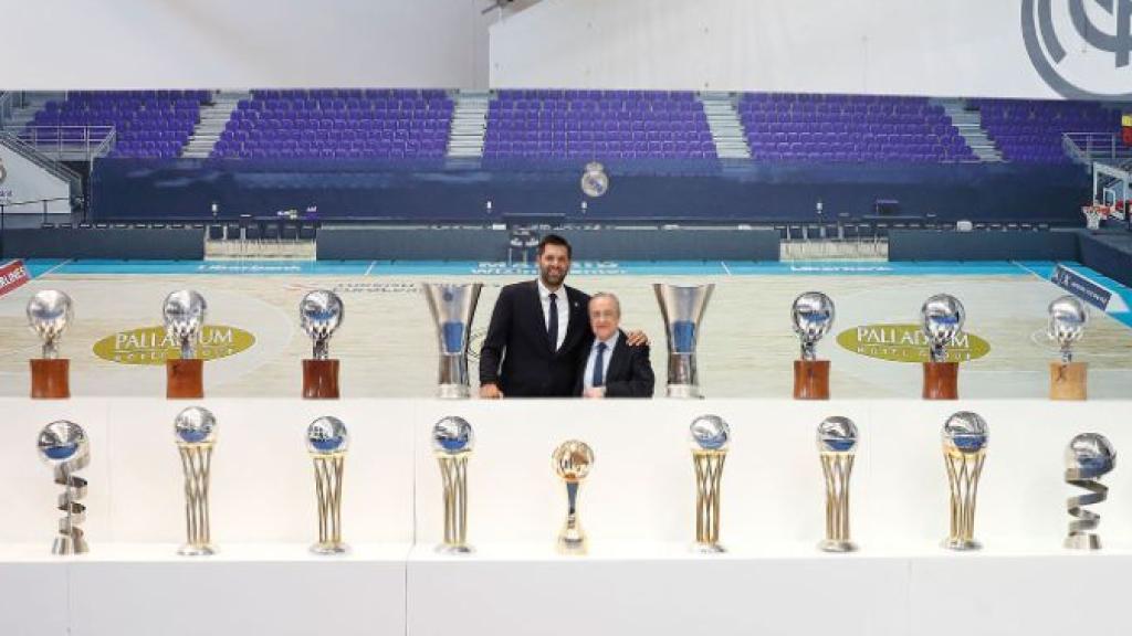 Felipe Reyes y Florentino Pérez junto a los trofeos del capitán