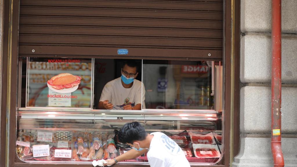 Dos trabajadores en un restaurante de Madrid