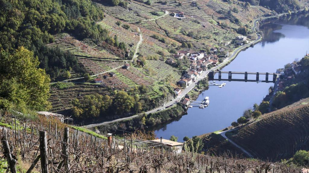Embalse y aldea de Belesar.
