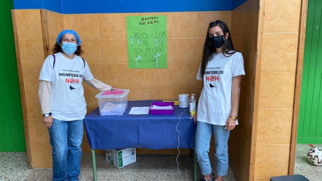 La plataforma ‘Monfero Di Non’ en el punto de recogida de firmas.