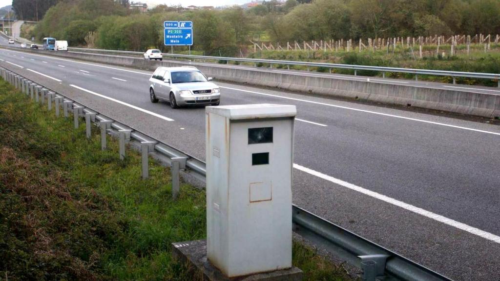 Uno de las radares de la DGT controla la velocidad en una autovía de España.
