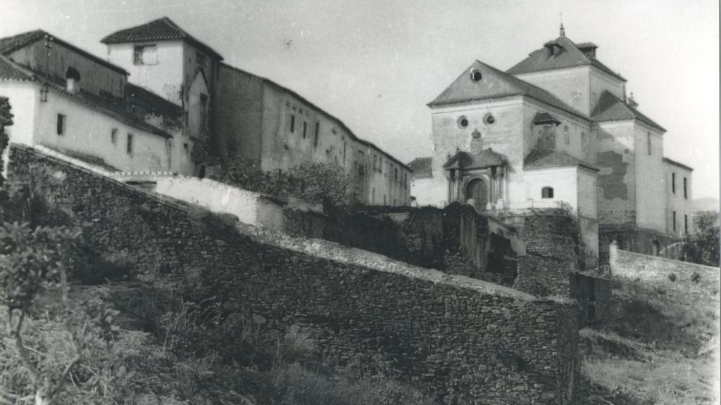 La escuela y la Fábrica de Naipes de Macharaviaya