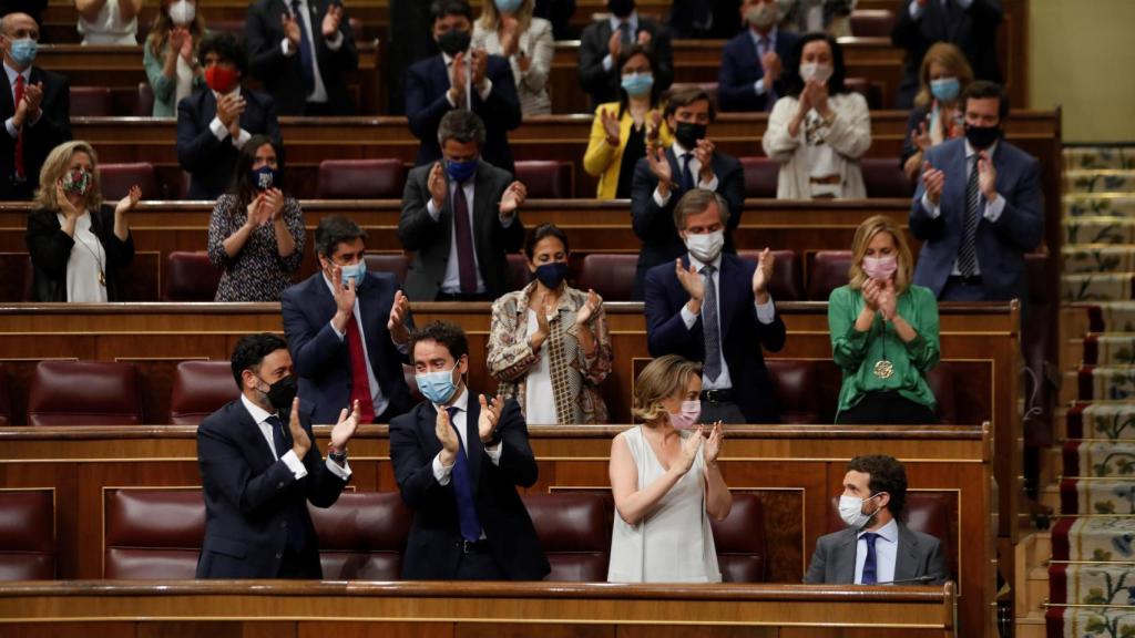 Casado, aplaudido por la bancada del PP en el Congreso.