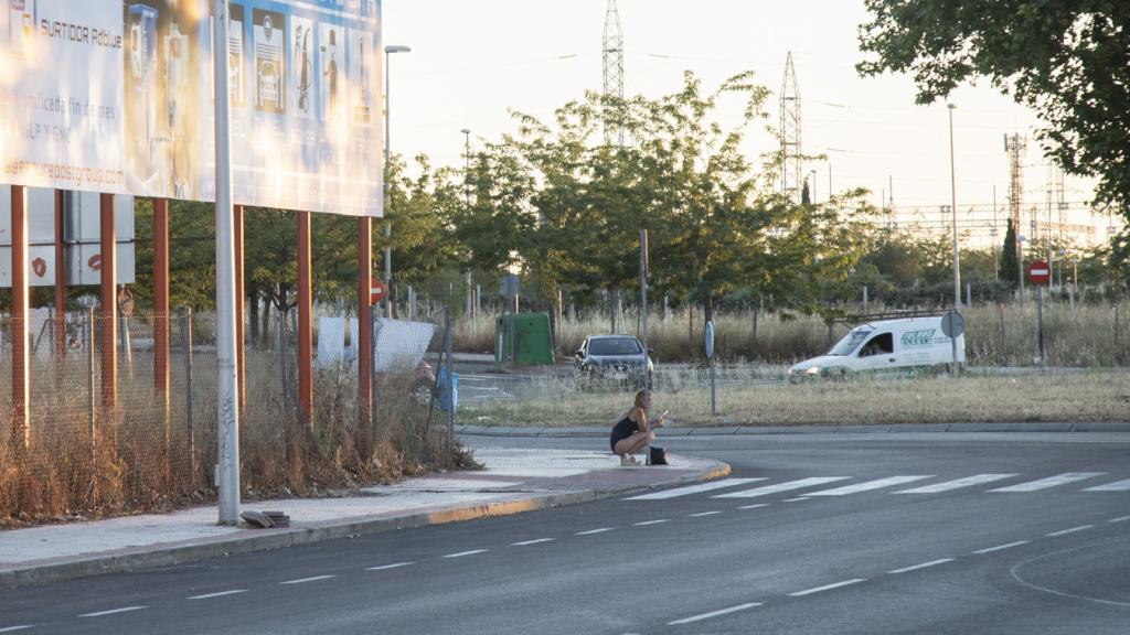 Una chica en una esquina del polígono.
