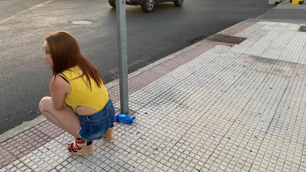 Una de las prostitutas de la 'rotonda caliente' de Marconi, en Villaverde, Madrid.