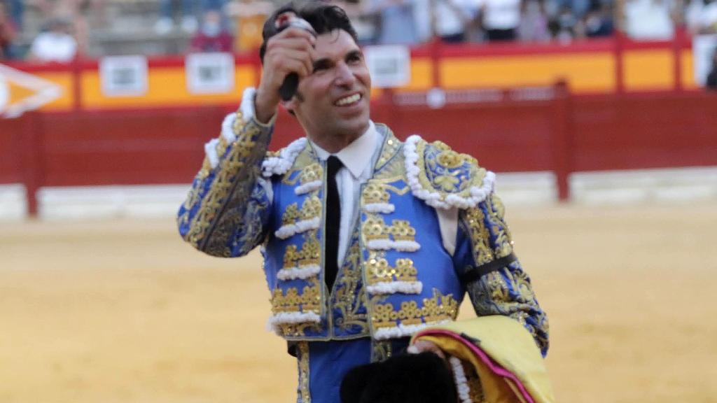 Cayetano conectó mucho con los tendidos de la plaza y su entrega le valió la salida a hombros.