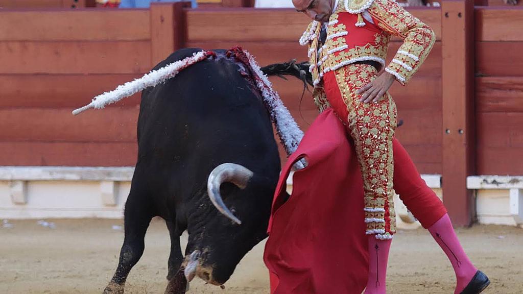 Soberbio muletazo de Enrique Ponce, muy entregado ante el cuarto toro de la tarde.