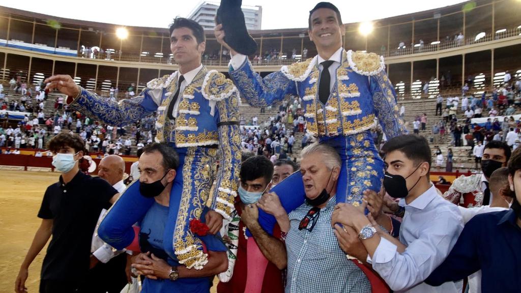 Manzanares y Cayetano a hombros en la Feria de Hogueras de Alicante.