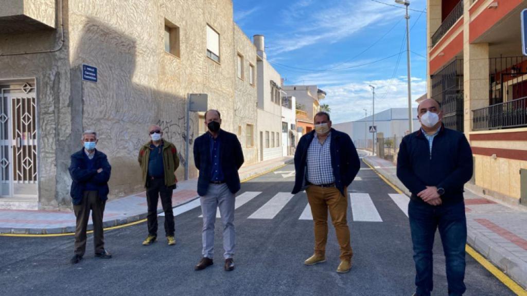 Concejales de Orihuela, con el alcalde Emilio Bascuñana en el centro, en la calle de Casas Baratas en una imagen del mes de febrero.