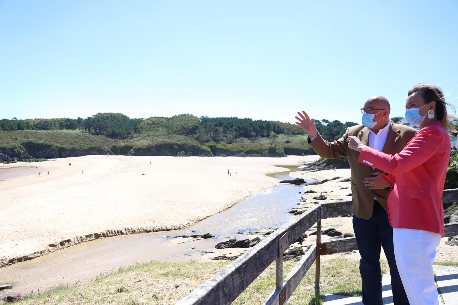 La Conselleira de Política Social, Fabiola García, y el alcalde de Valdoviño, Alberto González (Xunta de Galicia).
