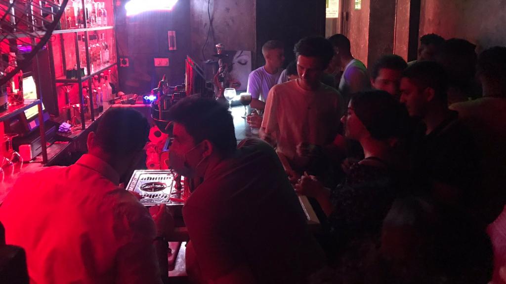 Un grupo de personas baila y disfruta en el interior de una discoteca de Madrid.