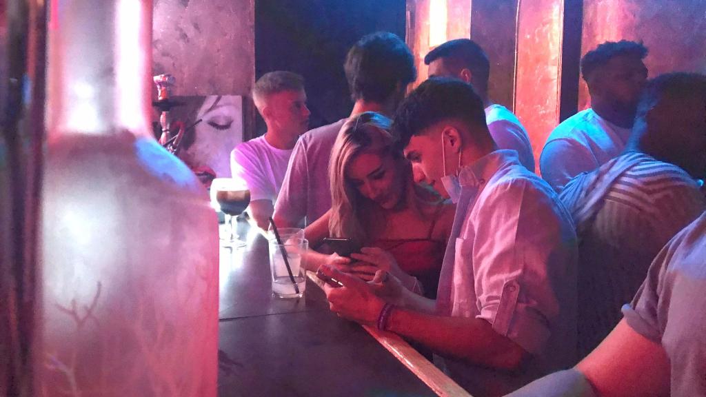 Clientes consumen sus copas en la barra de un local de ocio nocturno de Madrid.