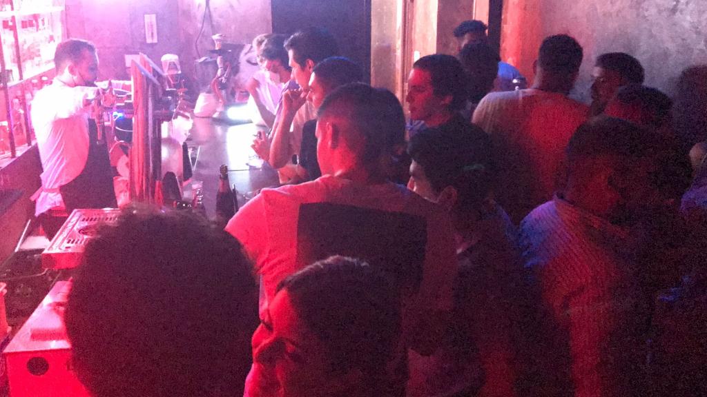 Un local de Madrid lleno de clientes.