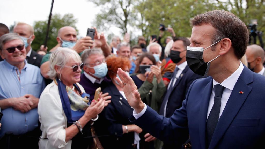 El presidente francés, Emmanuel Macron, saludando a seguidores durante la campaña electoral.