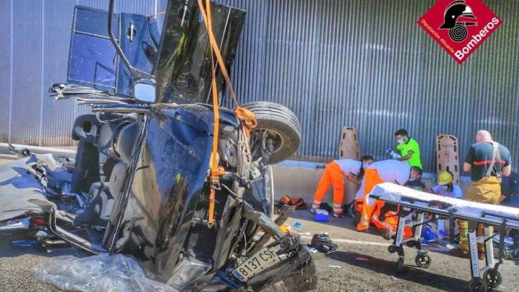 Imagen de la intervención de los servicios de emergencia en el lugar del accidente.