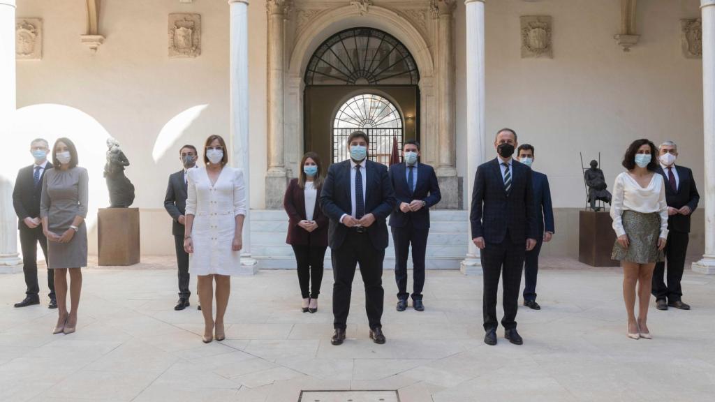 Posado de familia de la penúltima remodelación del Gobierno murciano.