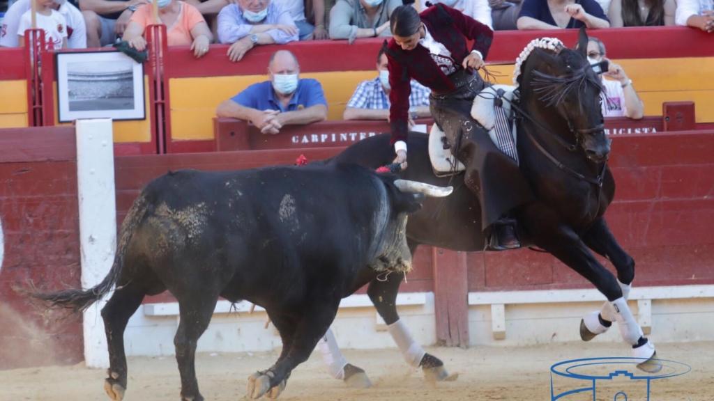 Lea Vicens, la rejoneadora francesa.