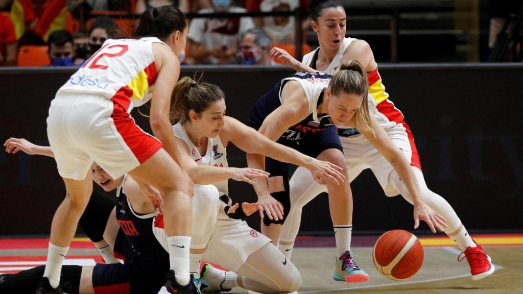 Maite Cazorla pelea un balón ante Rusia