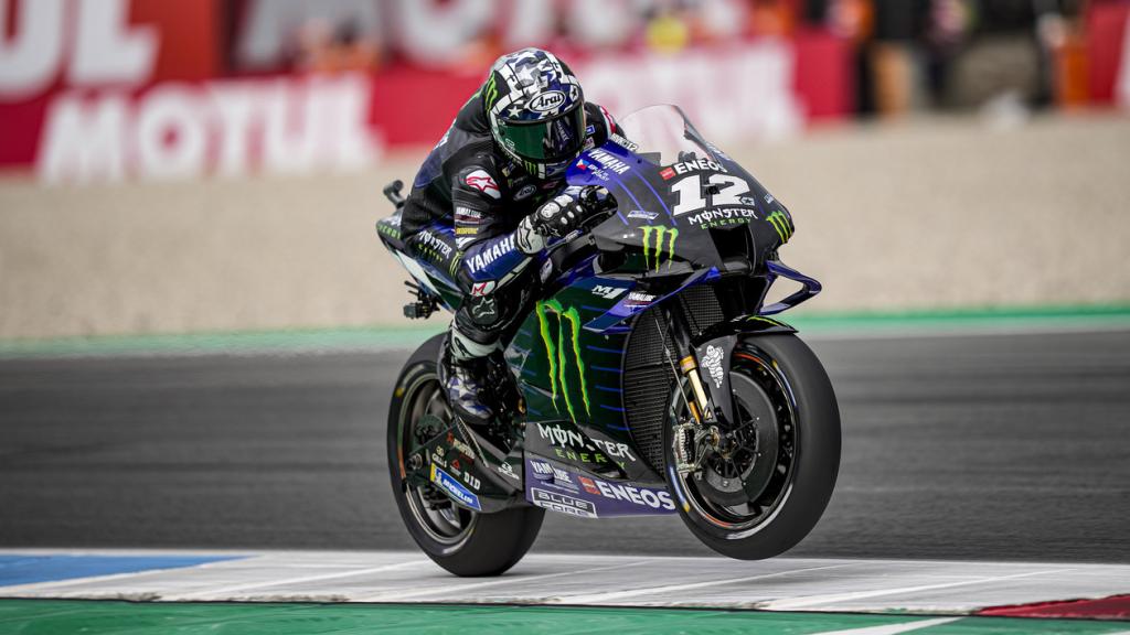 Maverick Viñales pilota sobre el piano del circuito de Assen, en el Gran Premio de Holanda.