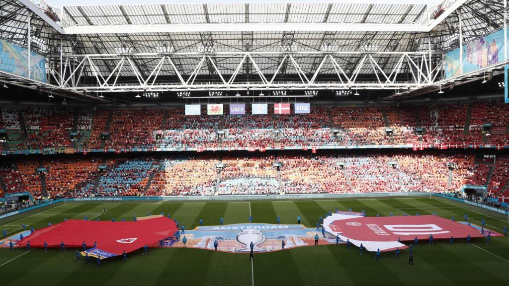 Las camisetas gigantes de Gales y de Dinamarca, esta última con el '10' de Eriksen