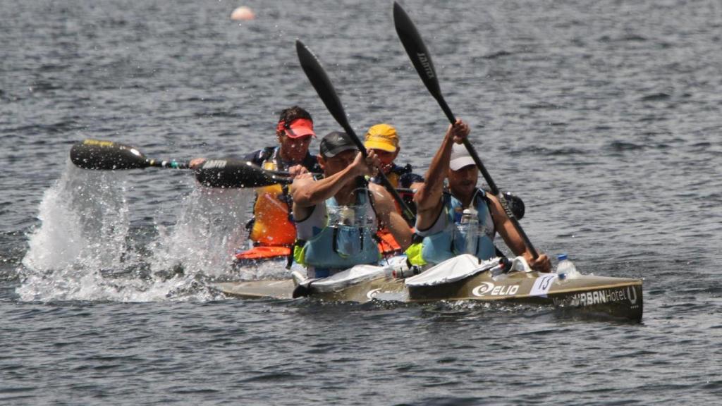 Varios participantes de la carrera en la llegada a Castrelo de Miño