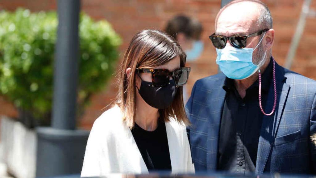 Manolo Ximénez junto a su sobrina Alba Santana en el último adiós a Mila.