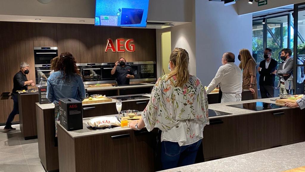 Escarlata a veces organiza clases de cocina a la que pueden acudir empleados, en el showroom de Electrolux.