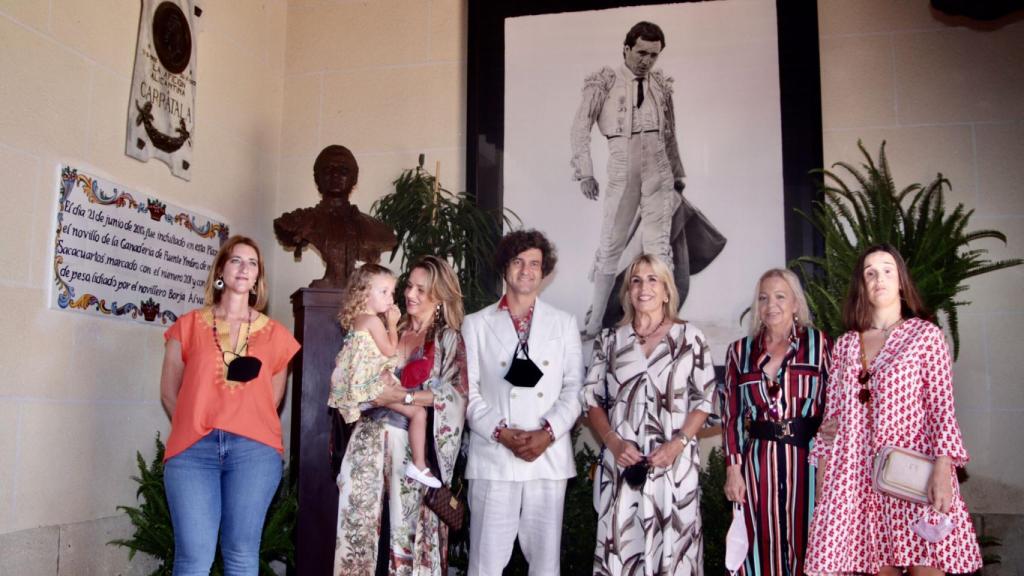 Momento en que se descubre el busto de Manzanares donado por Morante de la Puebla.