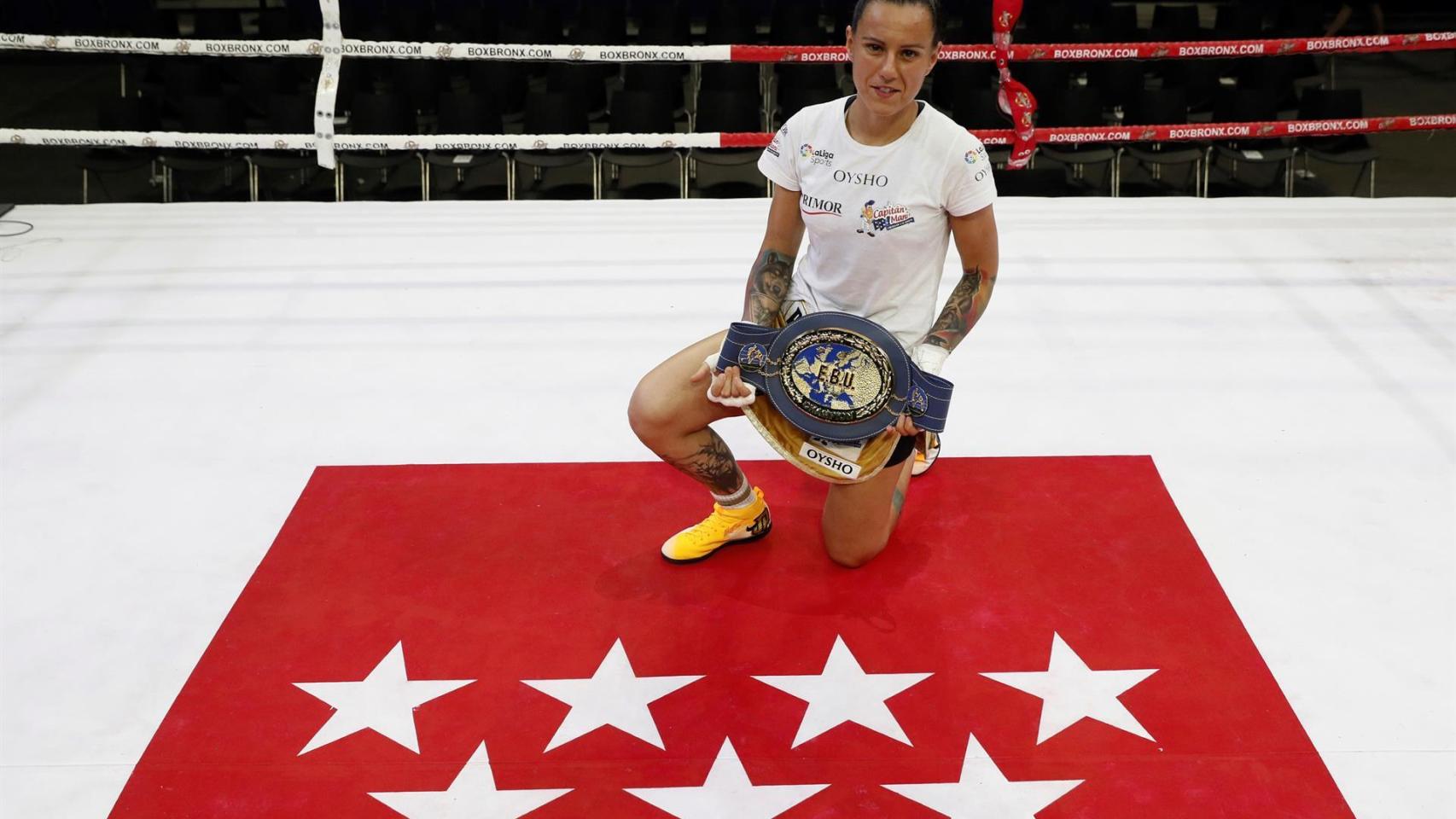 Joana Pastrana posa con la bandera de la Comunidad de Madrid y con su título