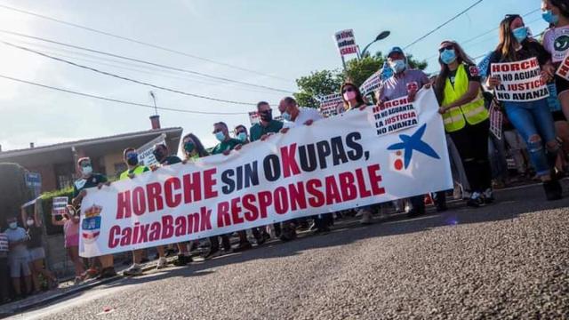 Los vecinos de Horche (Guadalajara) manifestándose contra los okupas. Foto de Nacho Ruiz.