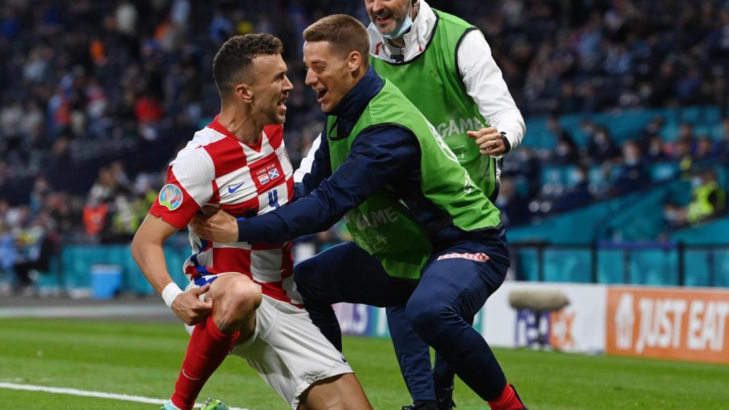 Perisic celebra un gol junto a sus compañeros de Croacia