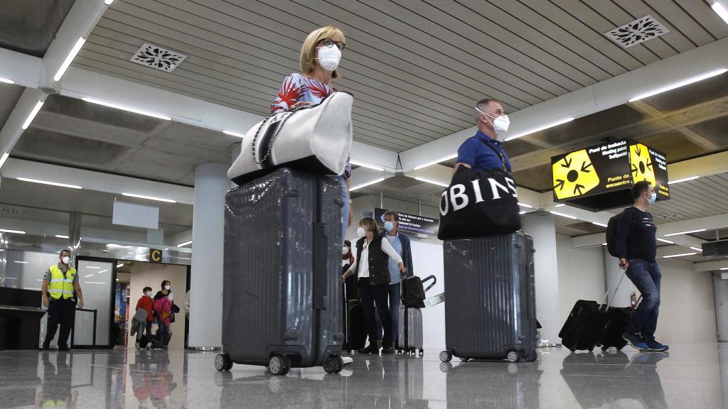 Viajeros internacionales a su llegada al aeropuerto de Palma de Mallorca.