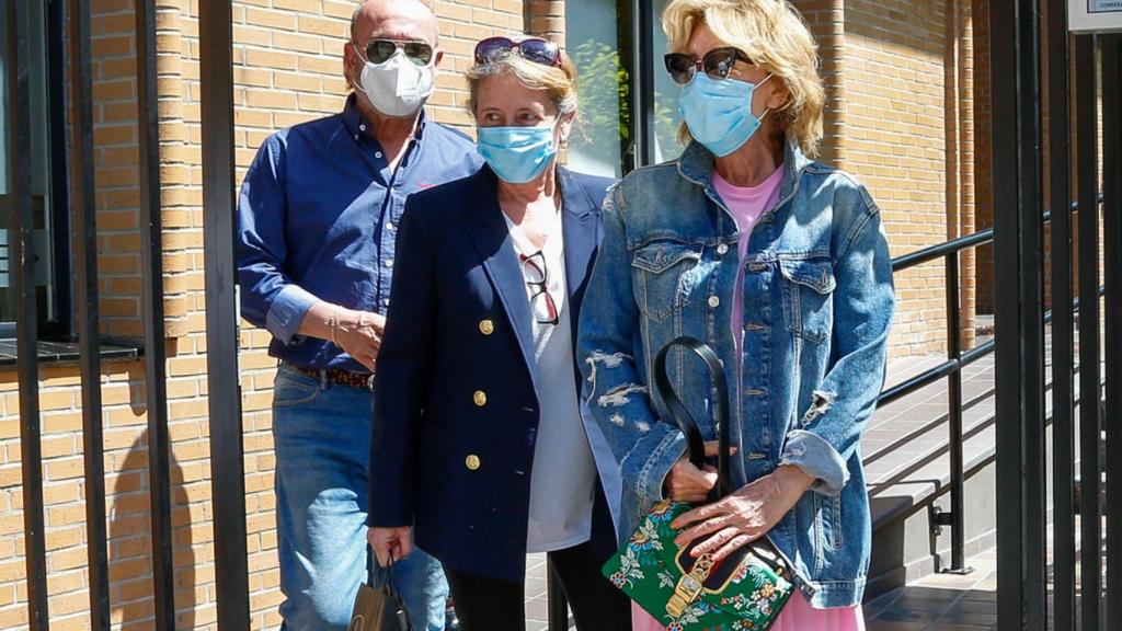 Mila Ximénez, junto a sus hermanos Concha y Manolo, en 2020.