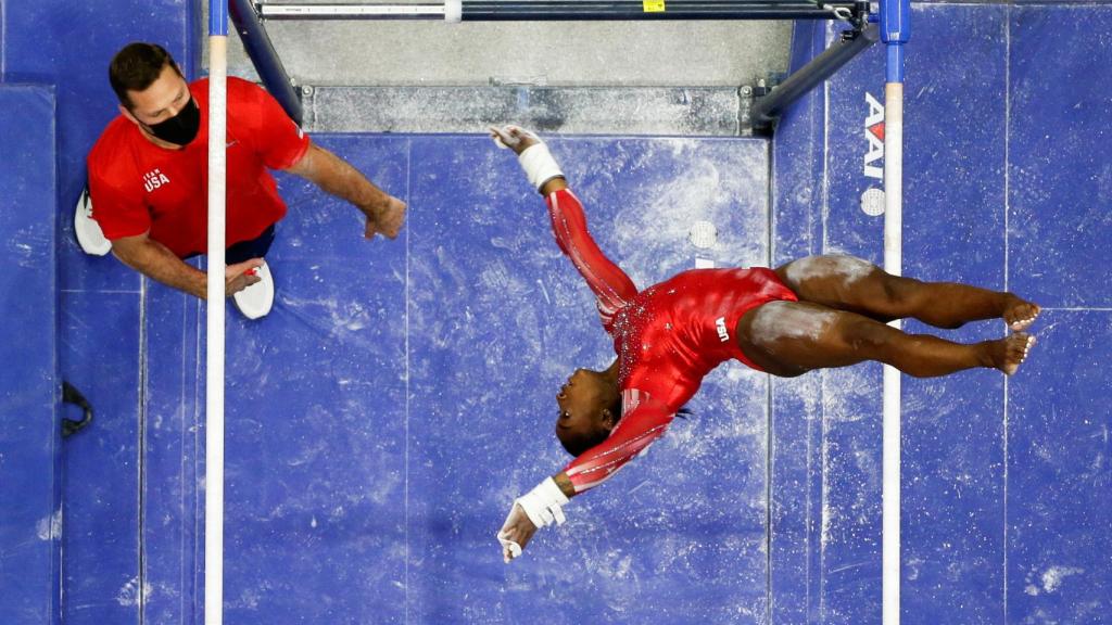 Simone Biles compitiendo