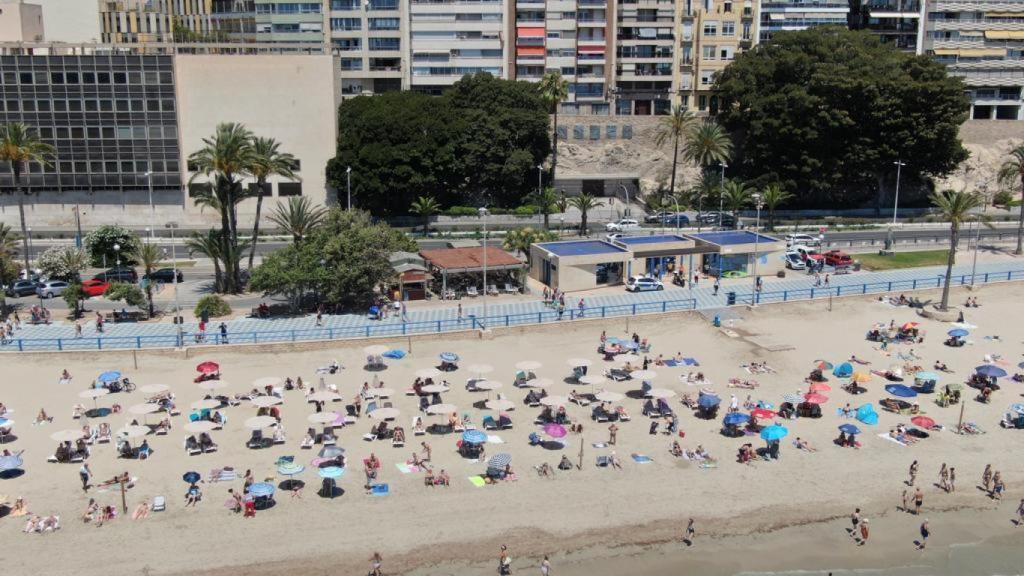 Centenares de agentes policiales, junto con un dron, vigilaron de viernes a domingo las playas.